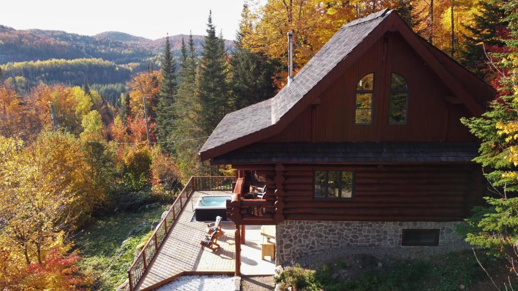 Image 2 of Breathtaking log house with HotTub – Summer paradise in Tremblant
