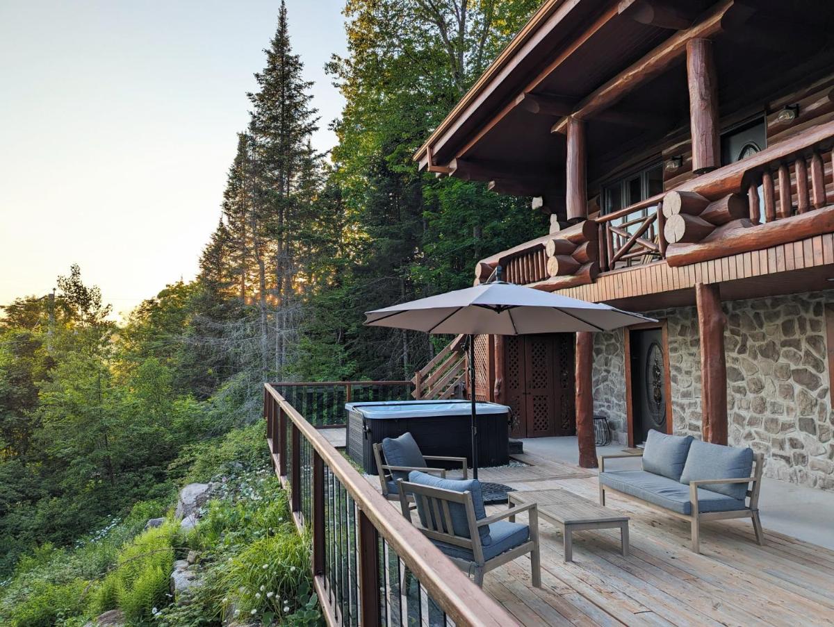 Image 5 of Breathtaking log house with HotTub – Summer paradise in Tremblant
