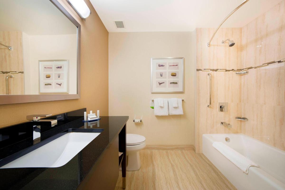 Image 3 of Courtyard par Marriott Montréal Centre-ville