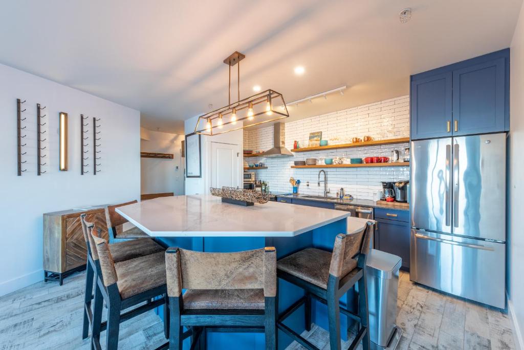 Image 2 of Fully Renovated Ski-in/out Loft with Private Hot Tub!