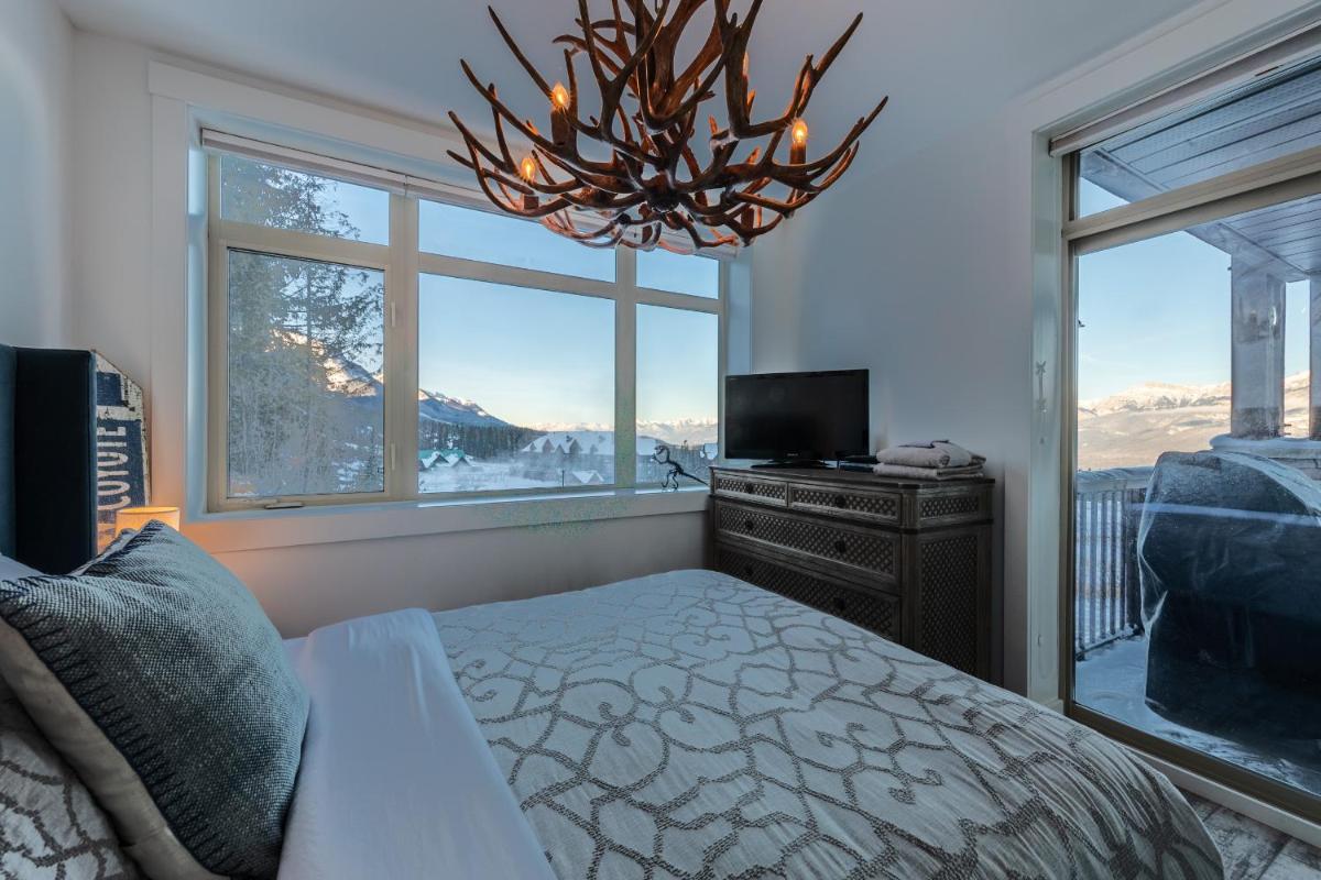 Image 7 of Fully Renovated Ski-in/out Loft with Private Hot Tub!