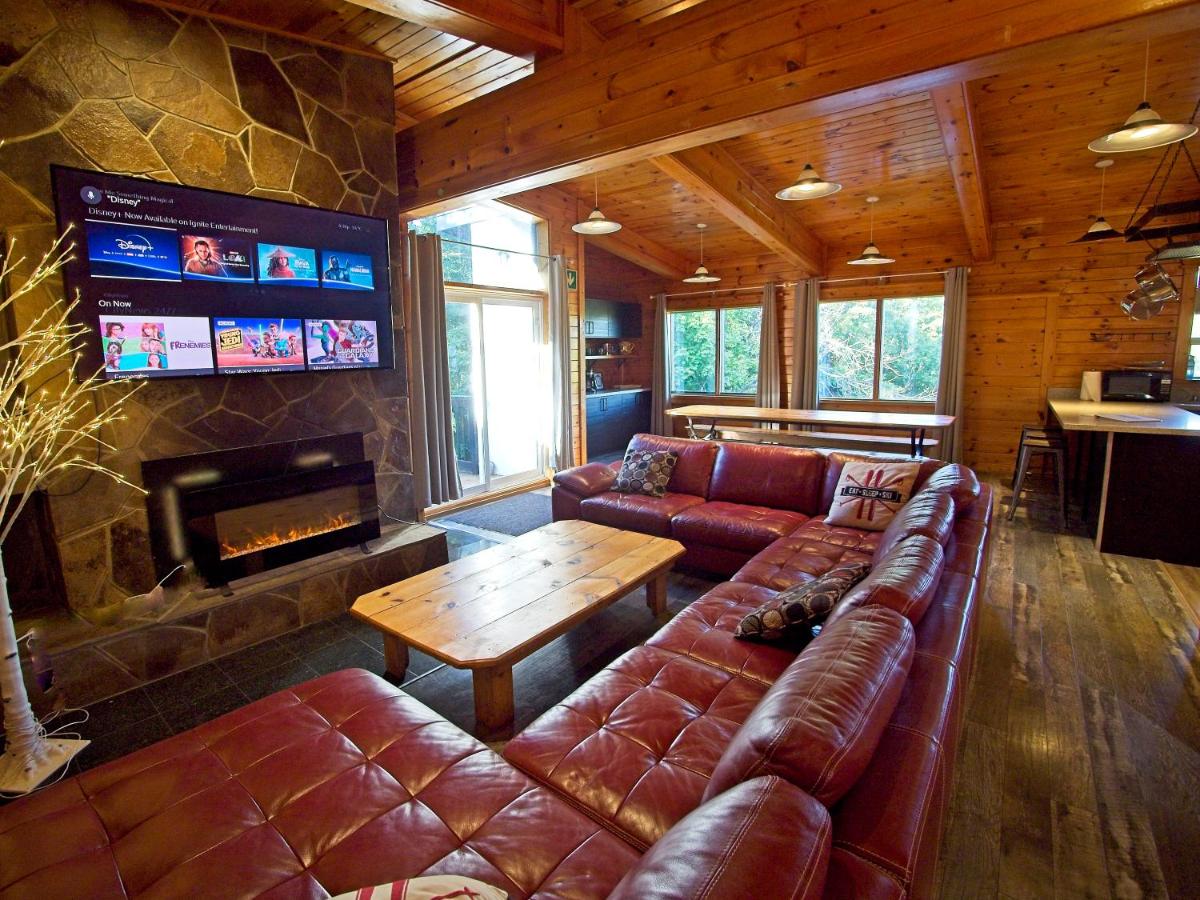 Image 5 of Gateside Chalets Modern Rustic 6-Bedroom with Hot Tub, Near the Village