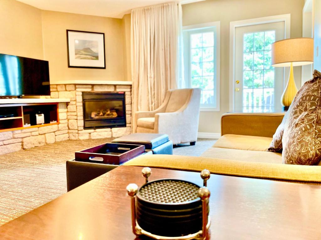 Image 2 of Hillside Haven: Carriage Club Resort Retreat