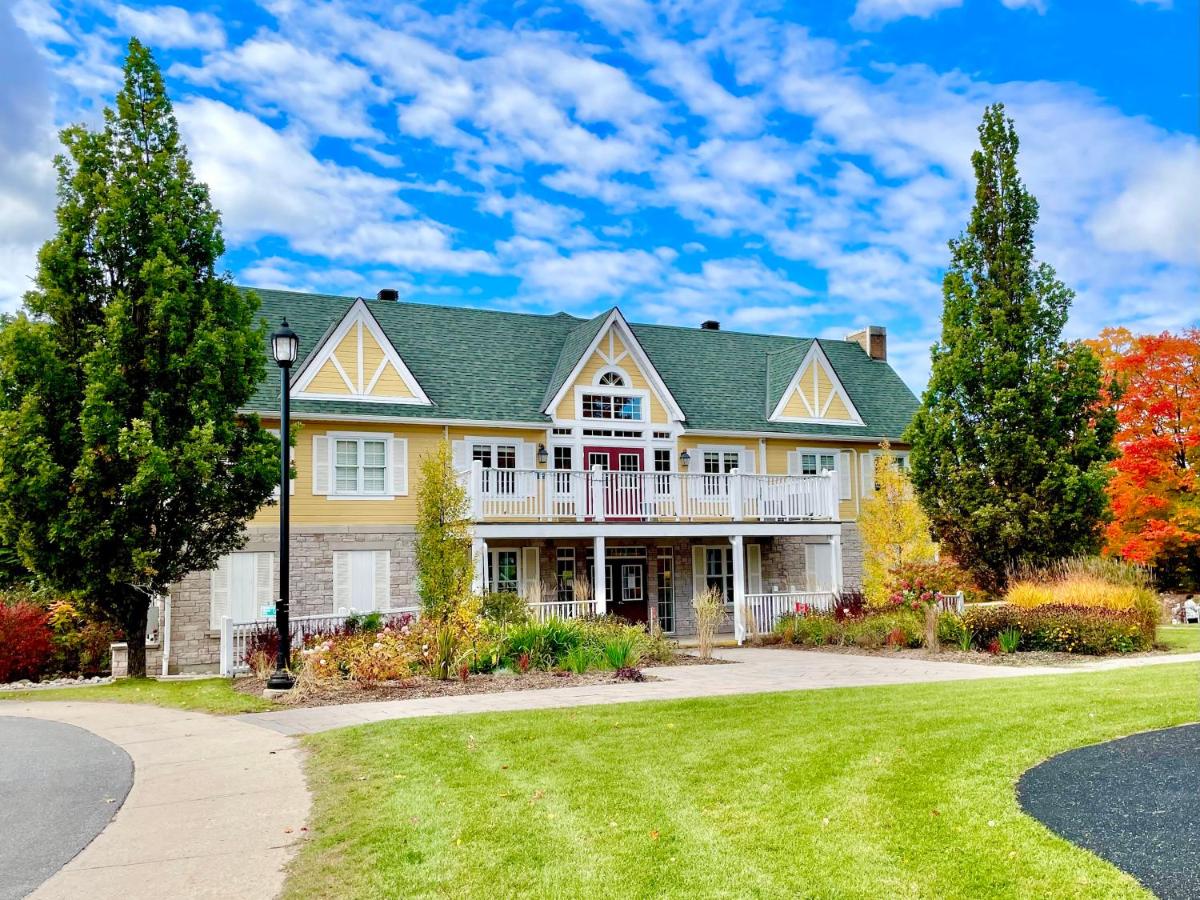 Image 7 of Hillside Haven: Carriage Club Resort Retreat