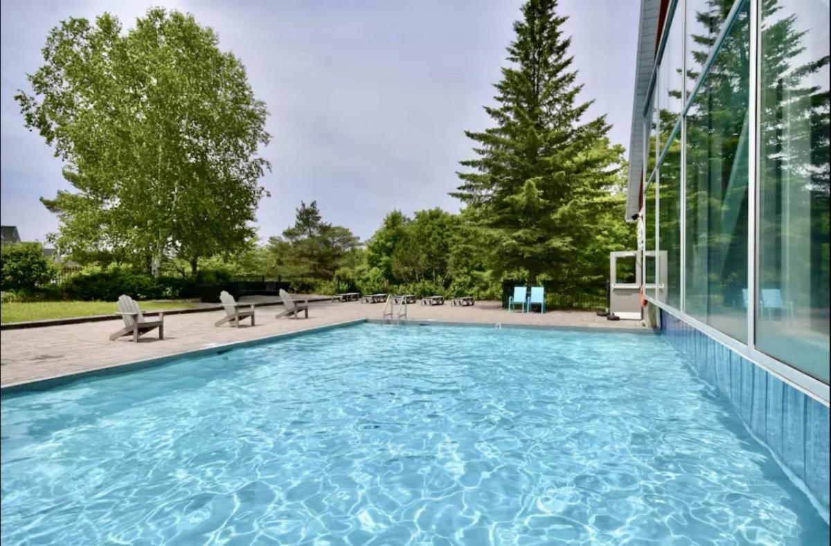 Image 4 of Luxurious Ski-In Ski-Out Jacuzzi Condo with King Bed, Pool, Gym and Sauna