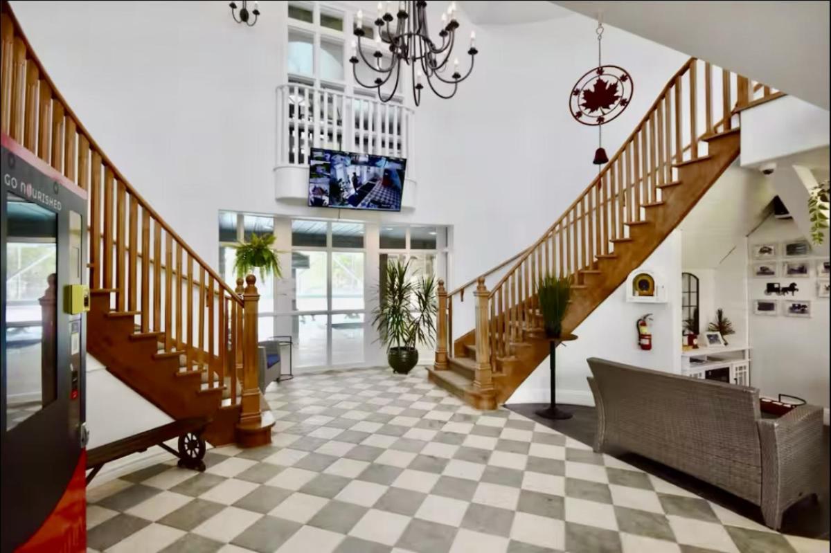 Image 6 of Luxurious Ski-In Ski-Out Jacuzzi Condo with King Bed, Pool, Gym and Sauna