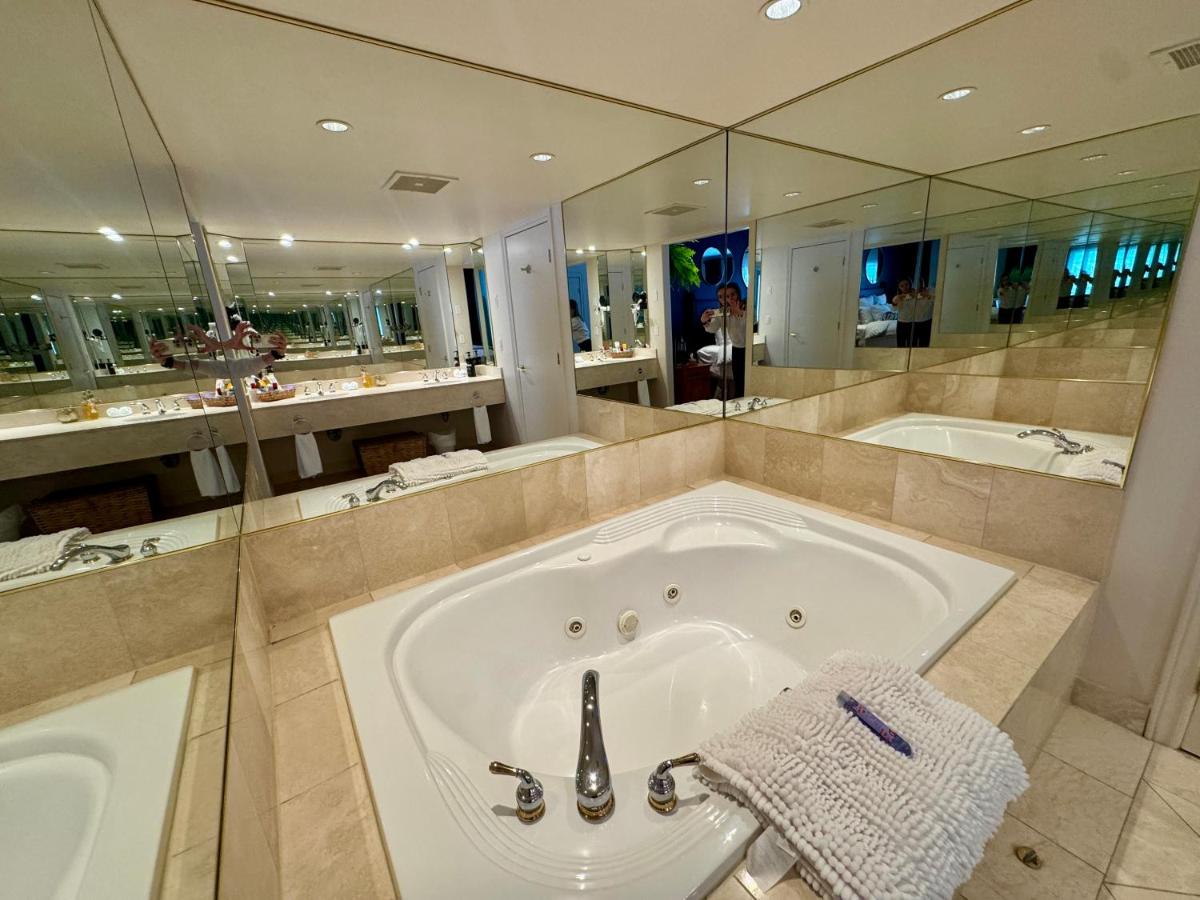 Image 3 of Luxurious Ski-In Ski-Out Jacuzzi Condo with King Bed, Pool, Gym and Sauna