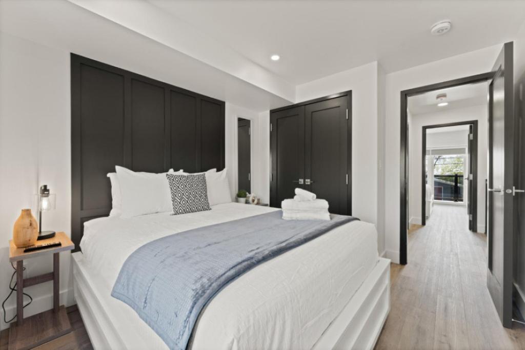 Image 1 of Luxury 171-7 Condos with Magnificent Lakeviews