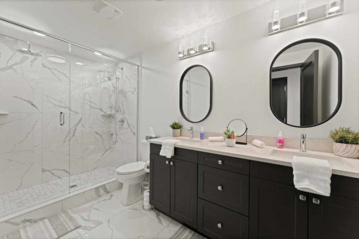 Image 3 of Luxury 171-7 Condos with Magnificent Lakeviews
