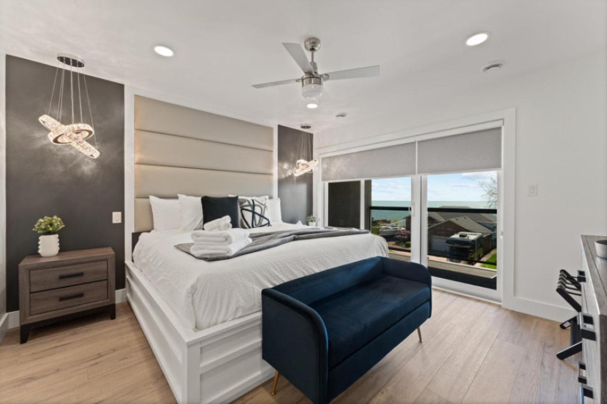 Image 2 of Luxury 171-7 Condos with Magnificent Lakeviews