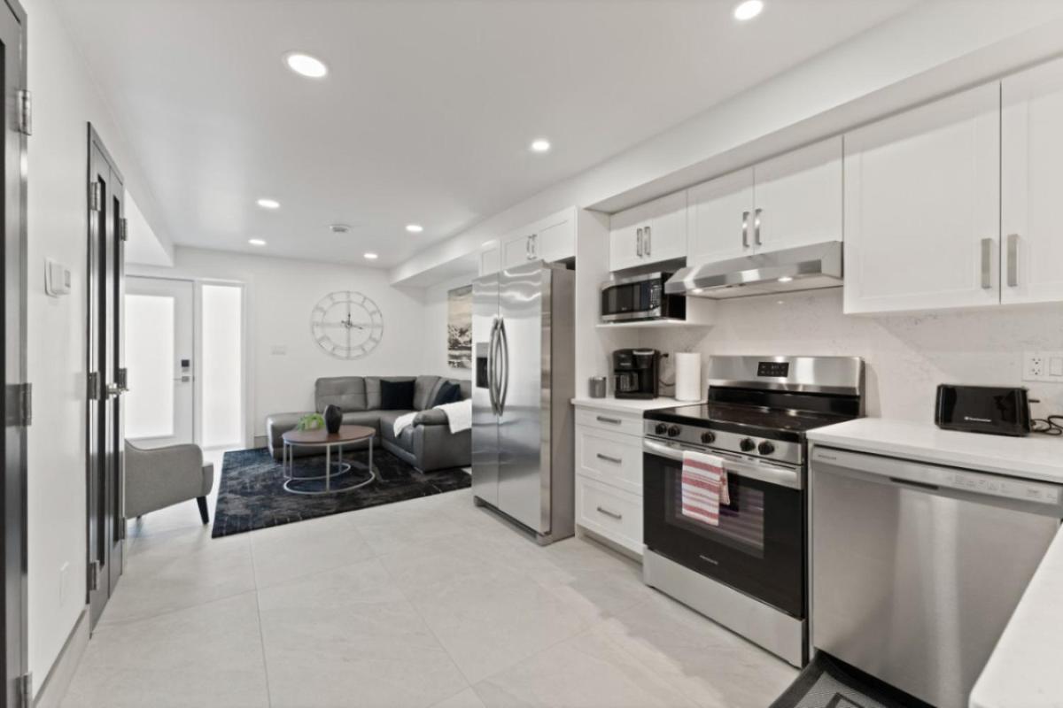 Image 4 of Luxury 171-7 Condos with Magnificent Lakeviews