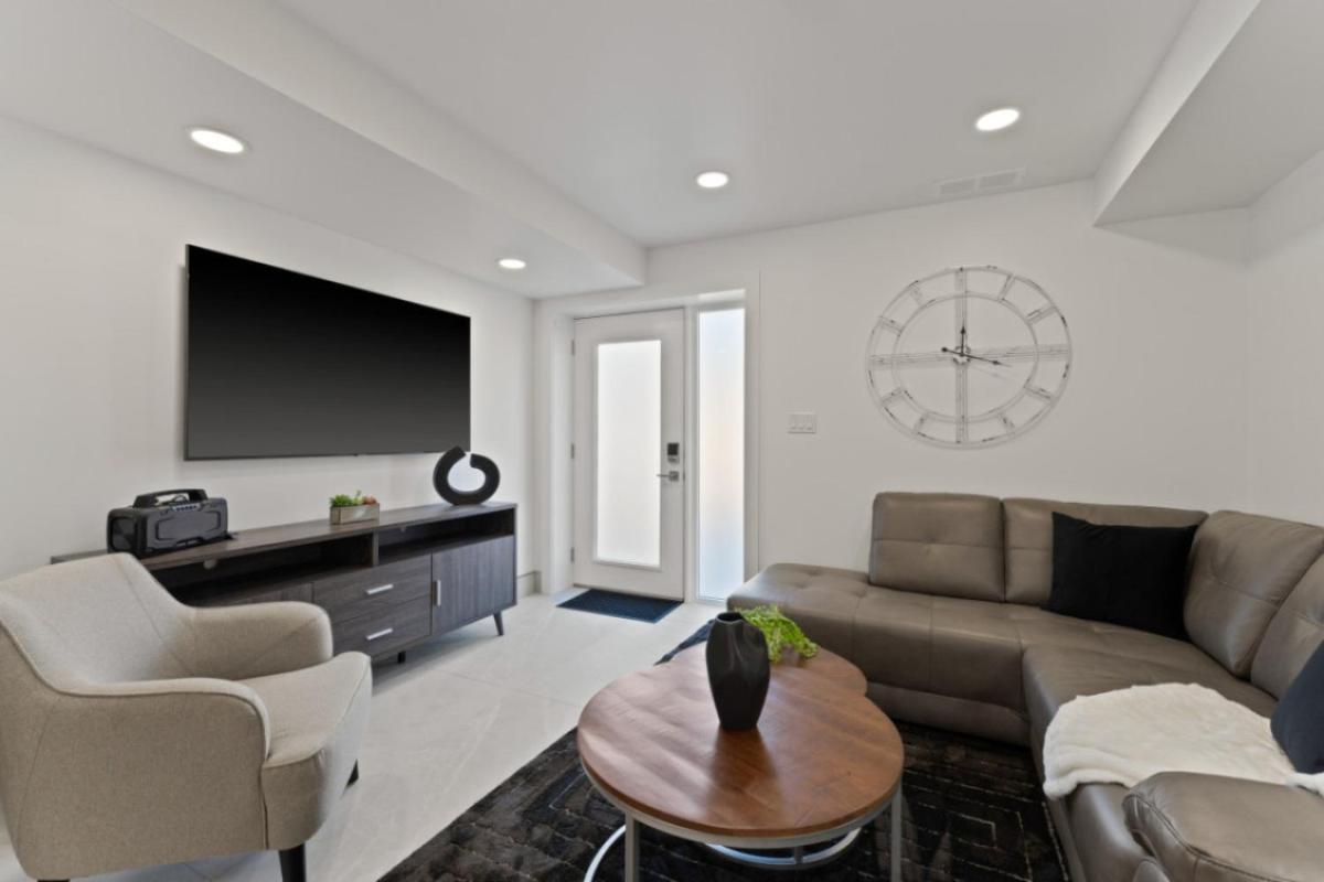 Image 5 of Luxury 171-7 Condos with Magnificent Lakeviews