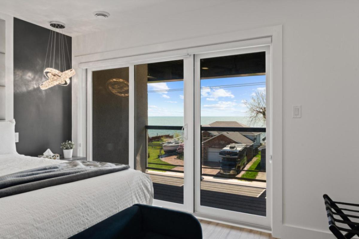 Image 7 of Luxury 171-7 Condos with Magnificent Lakeviews