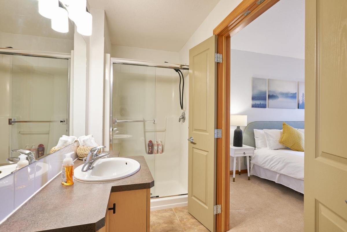 Image 3 of Mtn View Escape with King Size Bed with Outdoor Pool – Banff Pass Included!