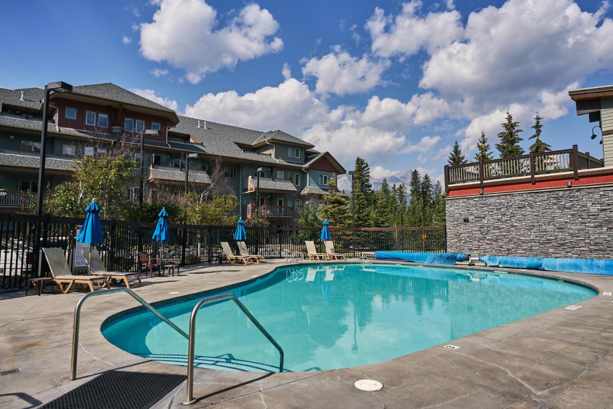 Image 4 of Mtn View Escape with King Size Bed with Outdoor Pool – Banff Pass Included!