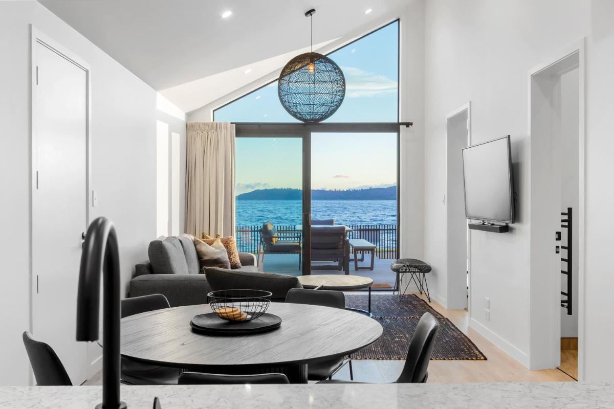 Image 5 of Absolute Lakefront House