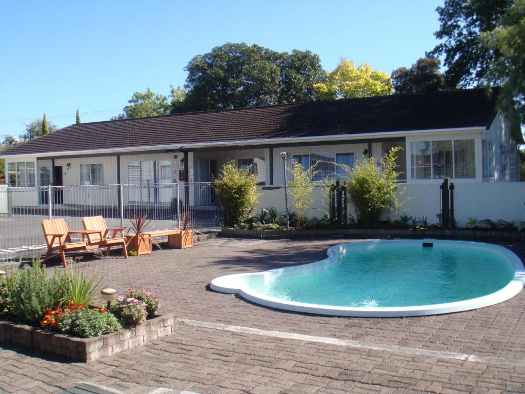 Image 2 of Acorn Estate Motel