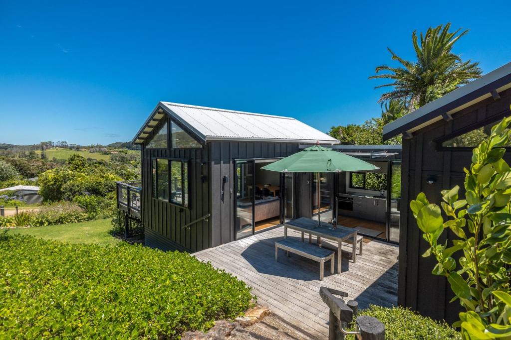 Image 2 of Art Lovers Retreat – Stay Waiheke