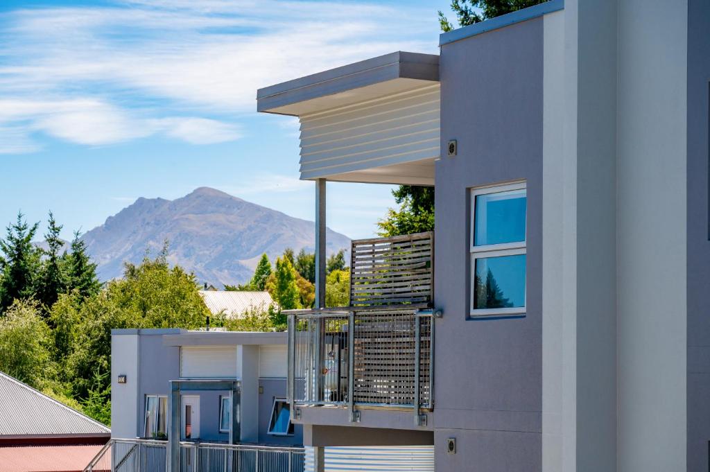 Image 2 of Bright 2BR Apartment with Hot Tub – Walk to Town – Park Free