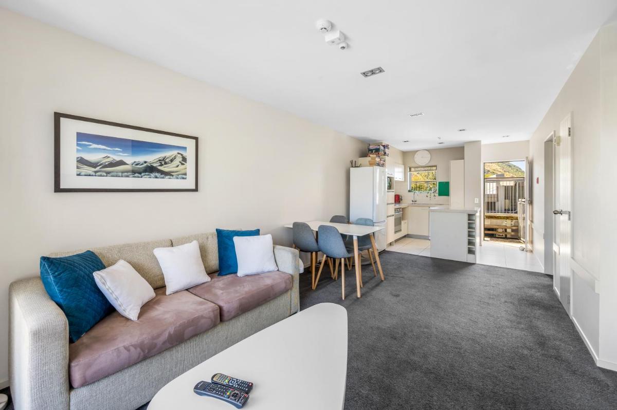 Image 4 of Bright 2BR Apartment with Hot Tub – Walk to Town – Park Free