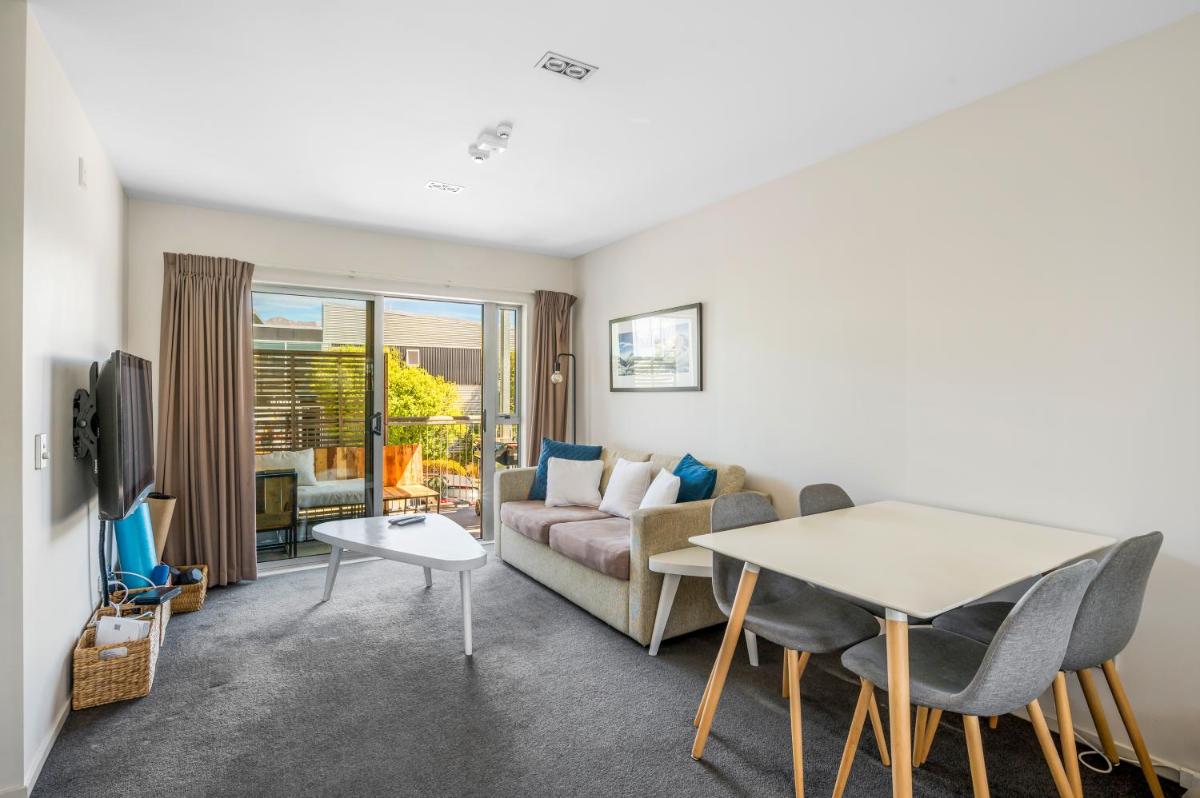Image 5 of Bright 2BR Apartment with Hot Tub – Walk to Town – Park Free