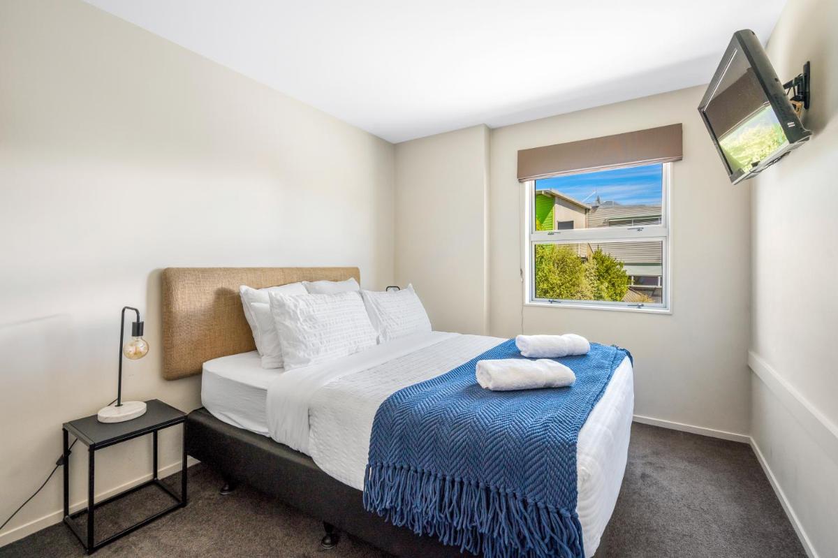 Image 7 of Bright 2BR Apartment with Hot Tub – Walk to Town – Park Free