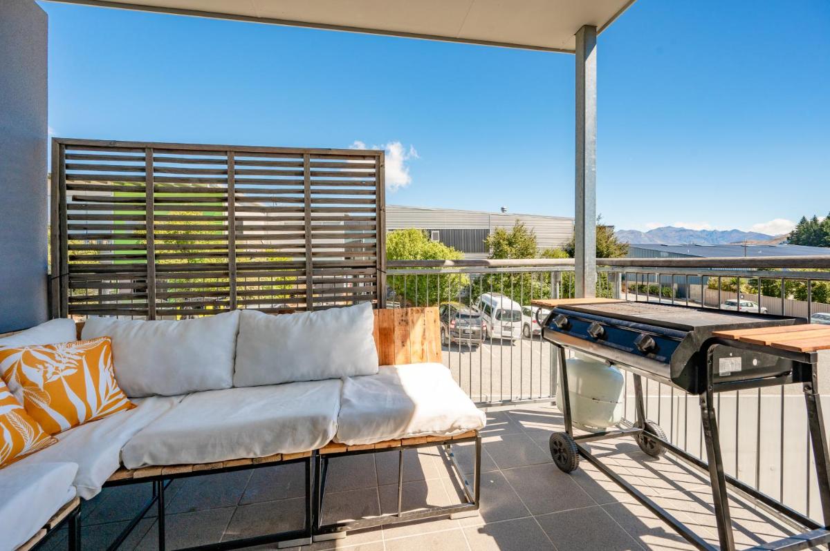 Image 6 of Bright 2BR Apartment with Hot Tub – Walk to Town – Park Free