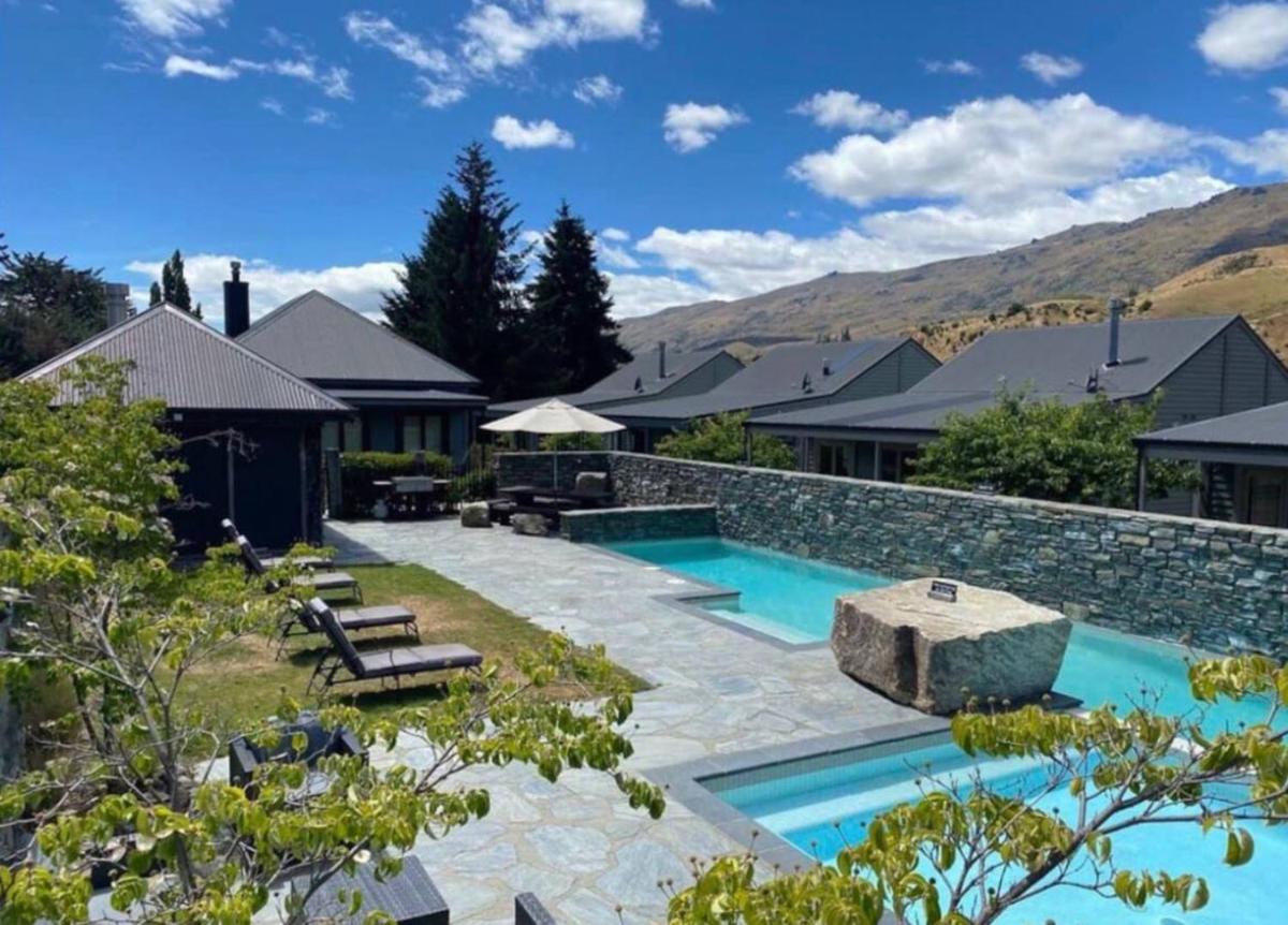 Image 3 of Cardrona Villa with Pool and Jacuzzi