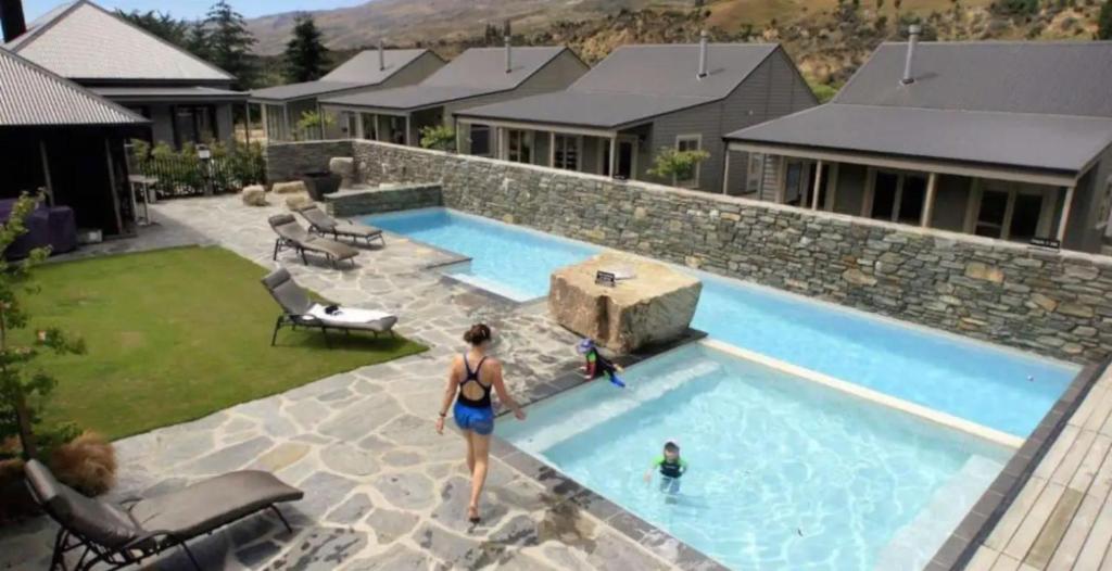 Image 2 of Cardrona Villa with Pool and Jacuzzi