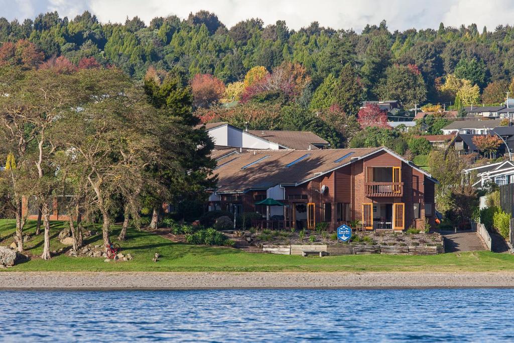 Image 2 of Cascades Lakefront Motel