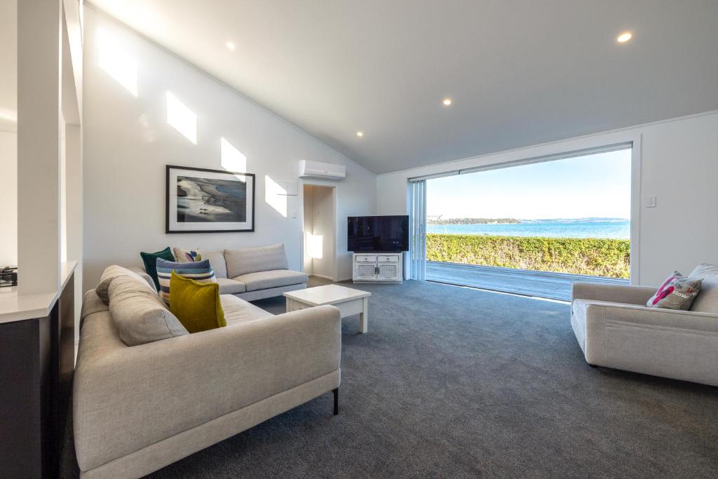 Image 2 of Driftwood Beach House with Spa Pool – Absolute Beachfront!