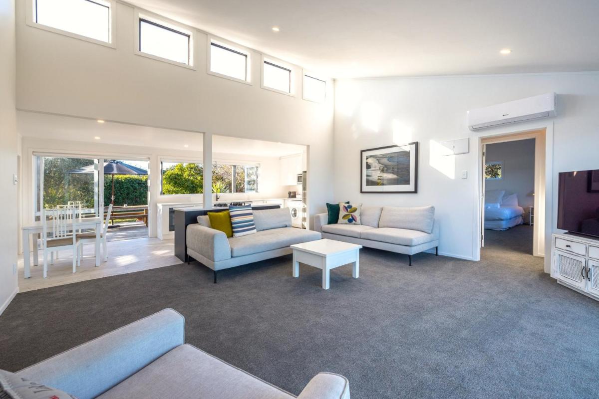 Image 5 of Driftwood Beach House with Spa Pool – Absolute Beachfront!