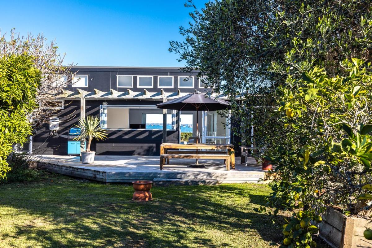 Image 6 of Driftwood Beach House with Spa Pool – Absolute Beachfront!