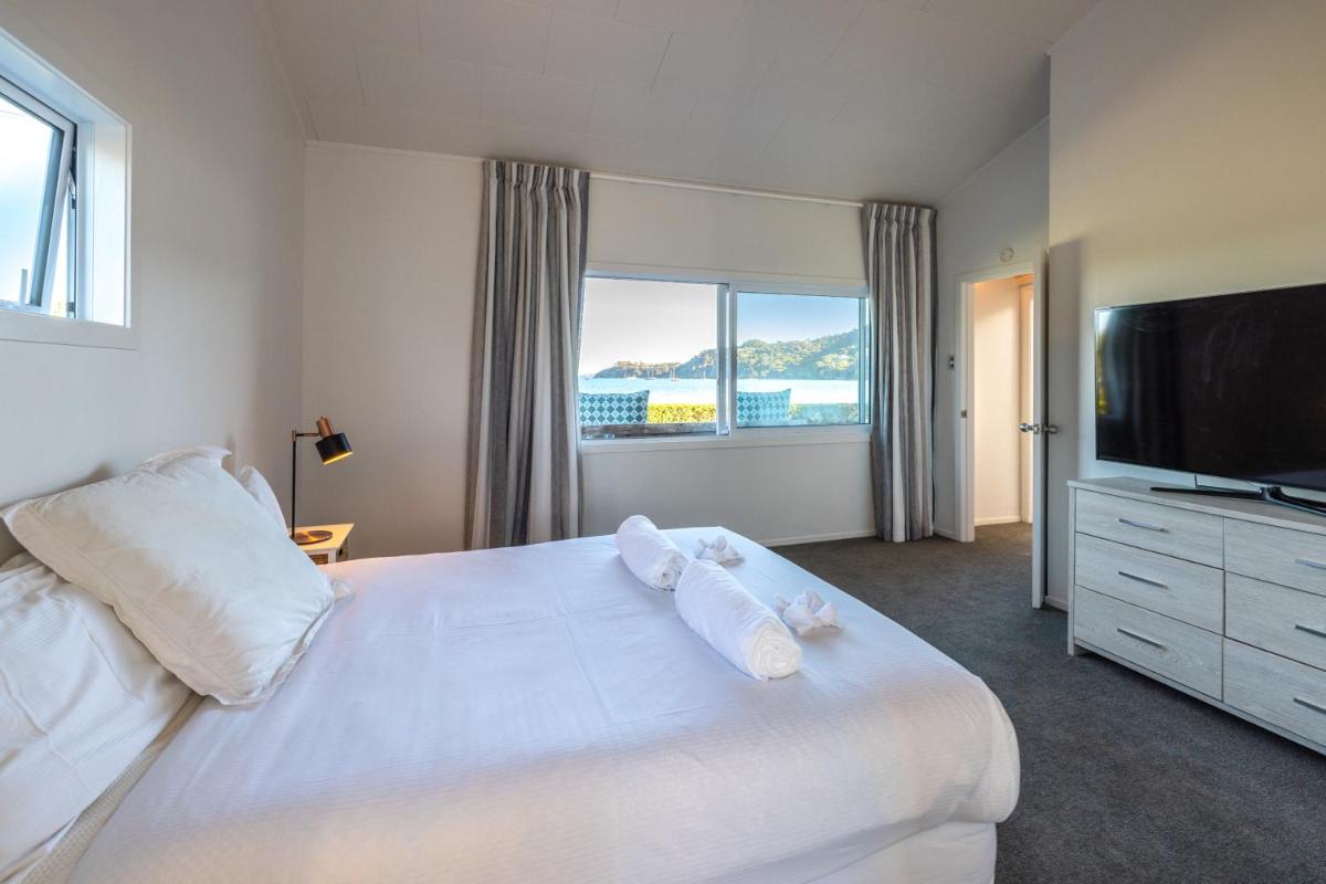 Image 2 of Driftwood Beach House with Spa Pool – Absolute Beachfront!