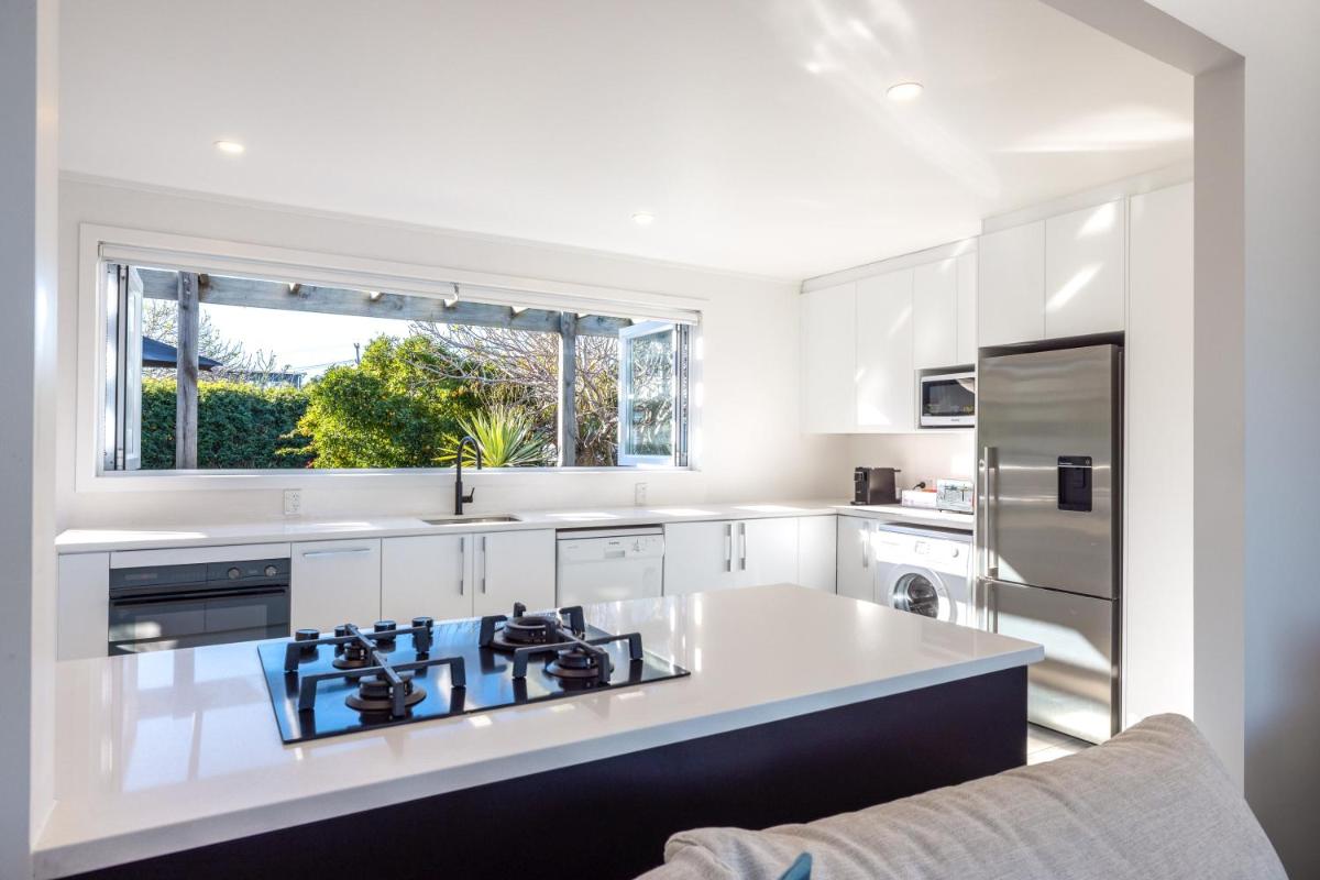 Image 4 of Driftwood Beach House with Spa Pool – Absolute Beachfront!