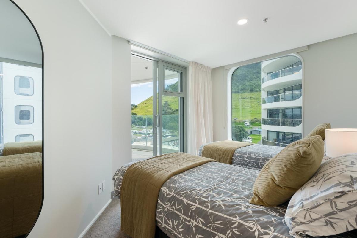Image 7 of Executive Oceanside Apartment