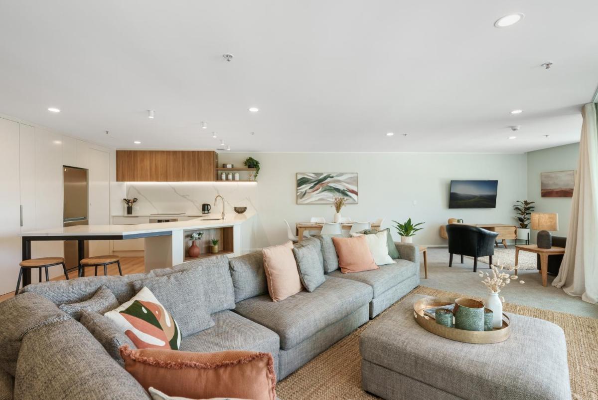 Image 4 of Executive Oceanside Apartment