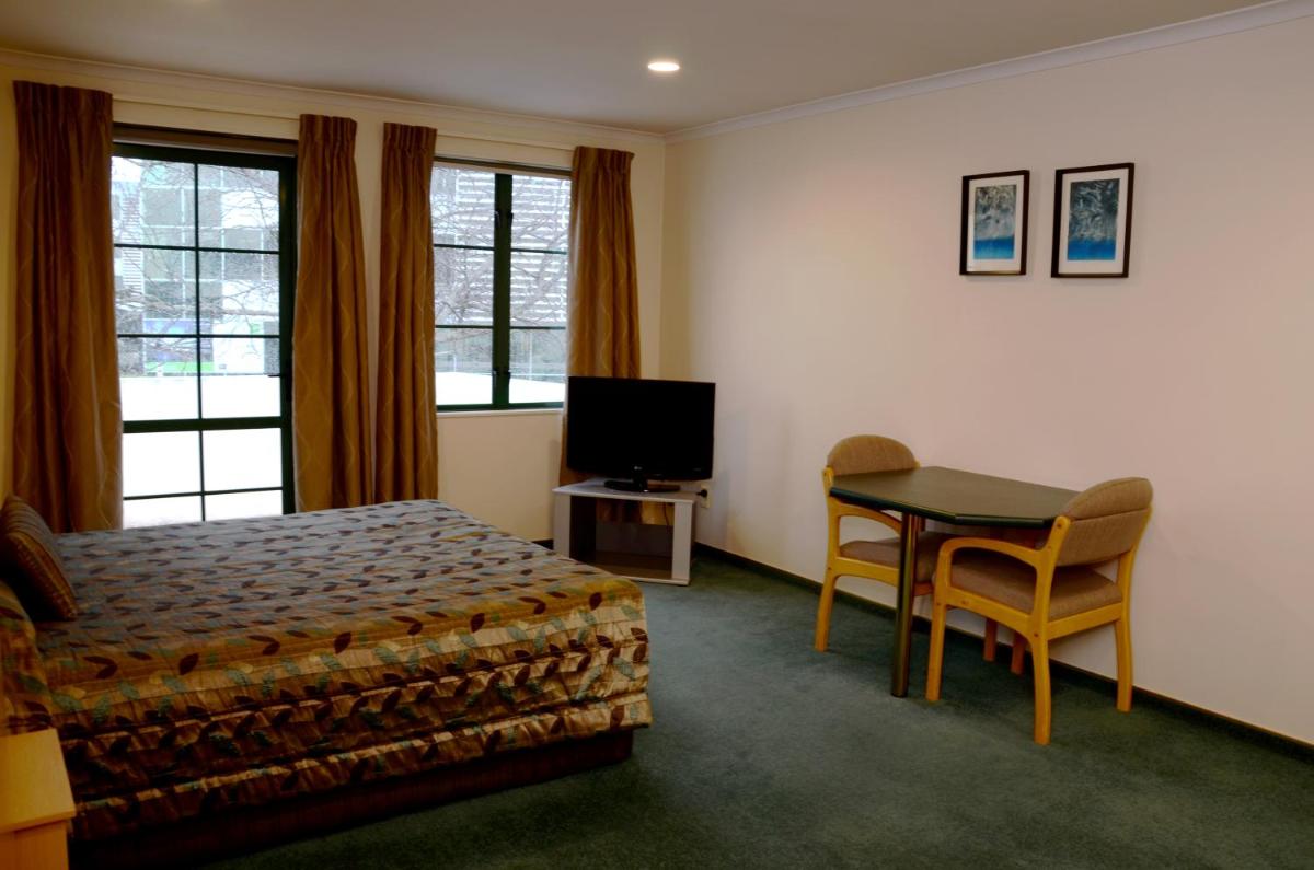 Image 3 of Greenlane Manor Motel