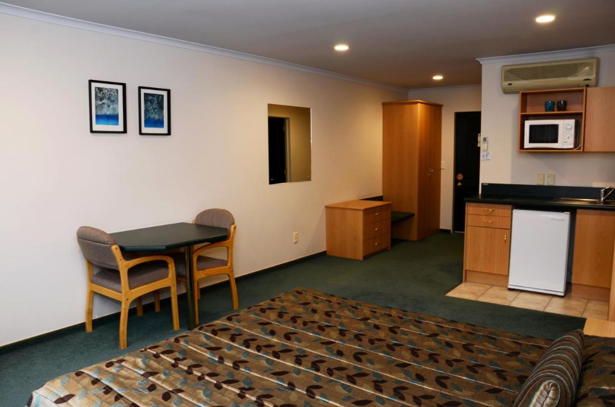 Image 2 of Greenlane Manor Motel