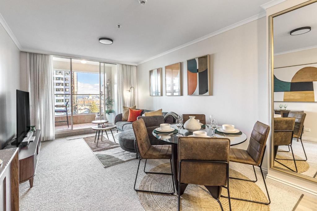 Image 2 of Luxurious Harbour View Apartment in Downtown