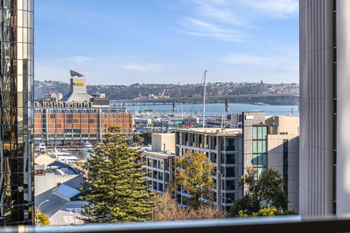 Image 7 of Luxurious Harbour View Apartment in Downtown