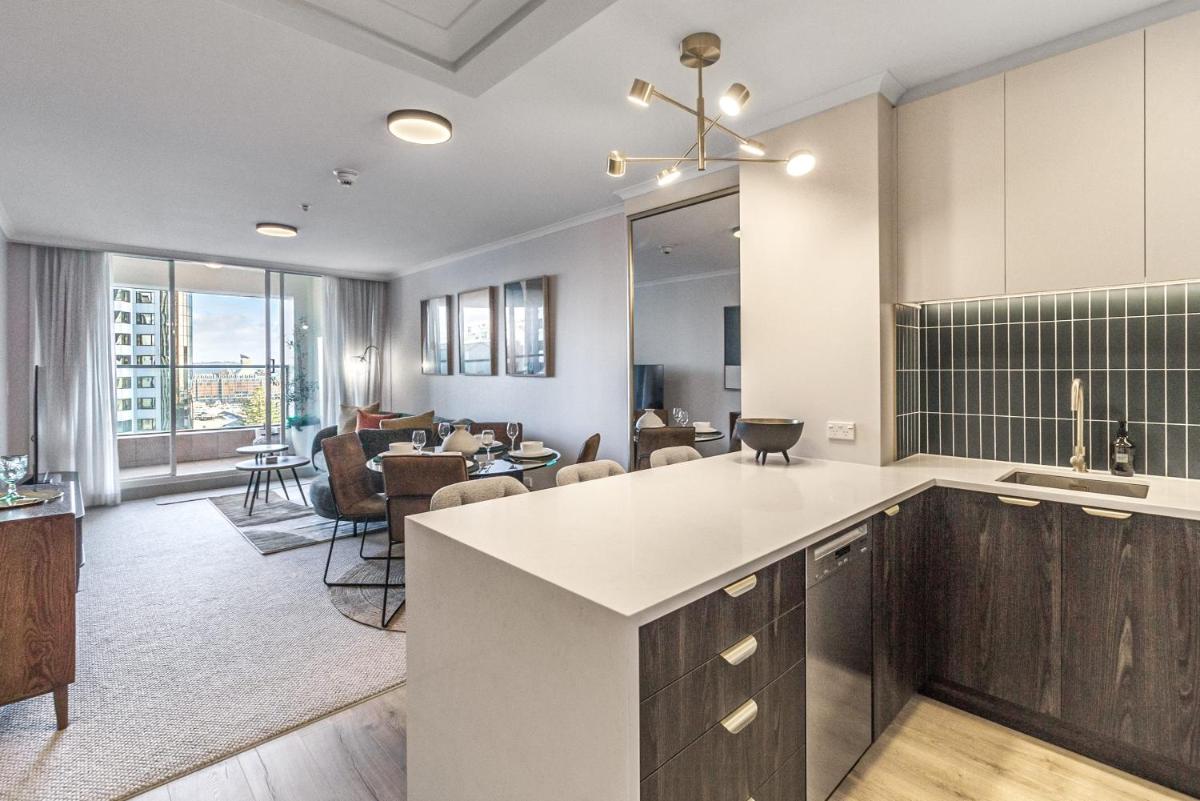 Image 3 of Luxurious Harbour View Apartment in Downtown