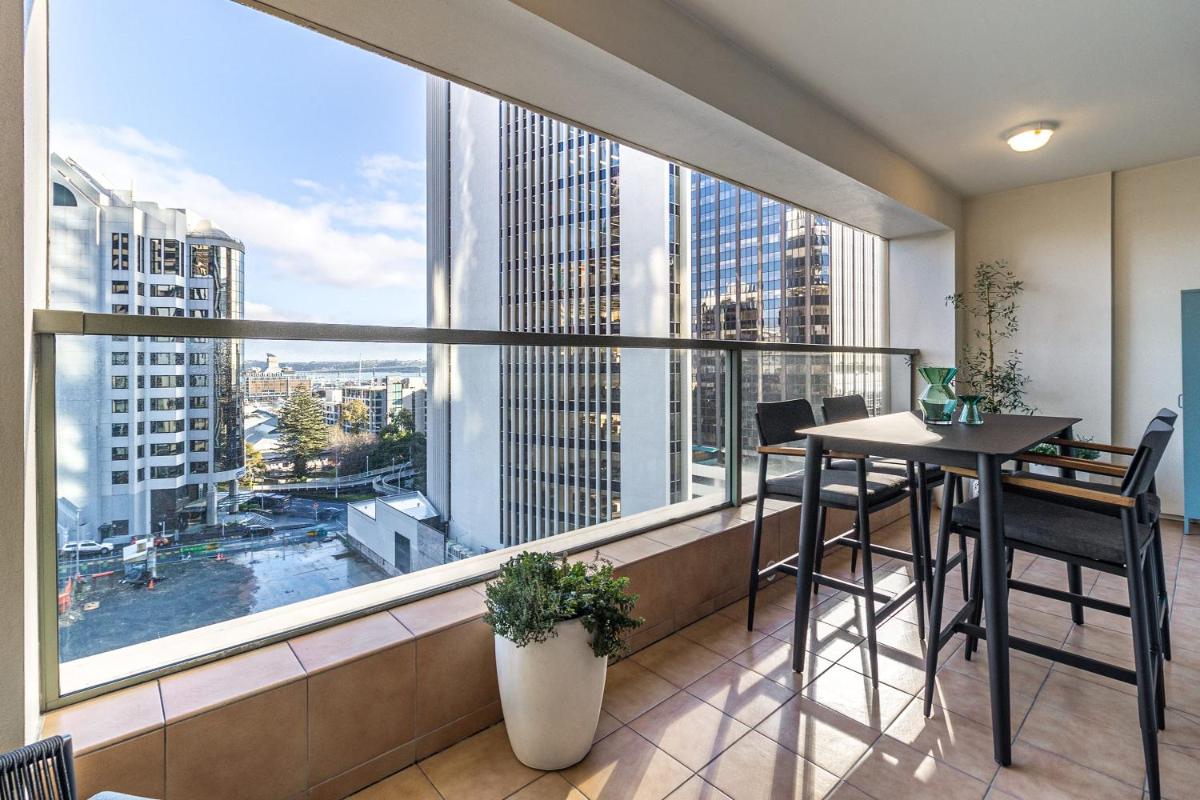 Image 5 of Luxurious Harbour View Apartment in Downtown