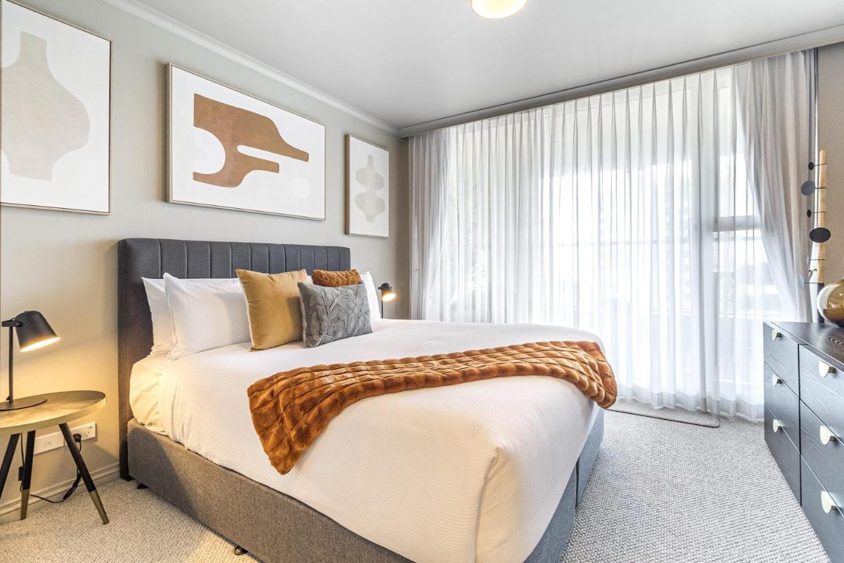 Image 2 of Luxurious Harbour View Apartment in Downtown