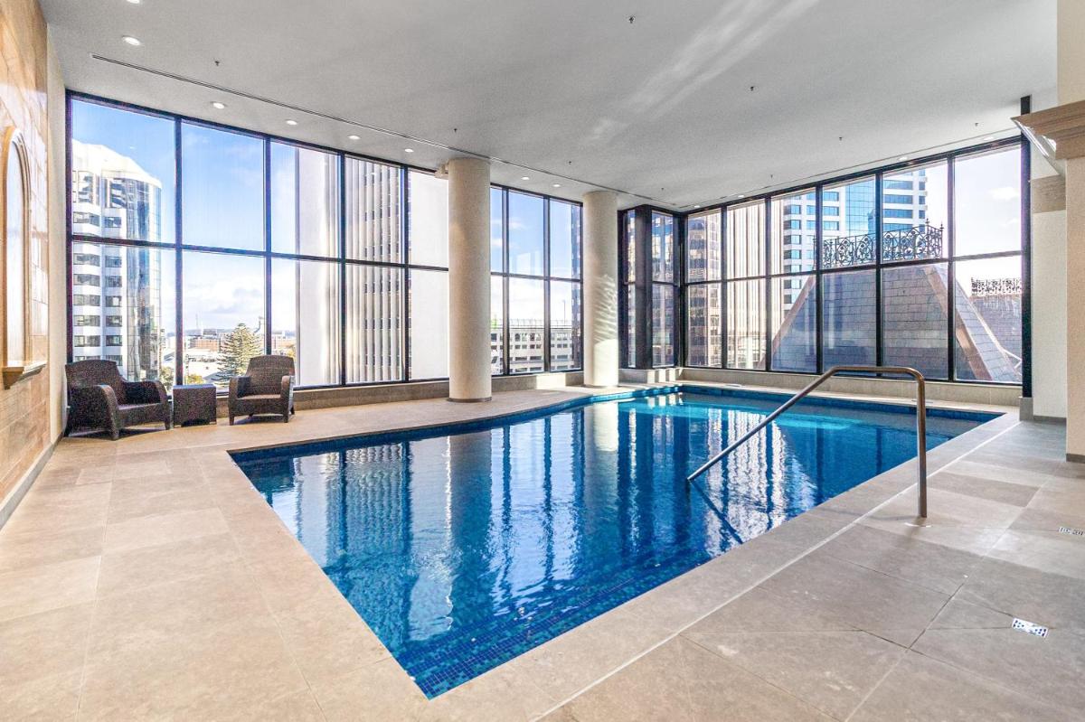 Image 4 of Luxurious Harbour View Apartment in Downtown