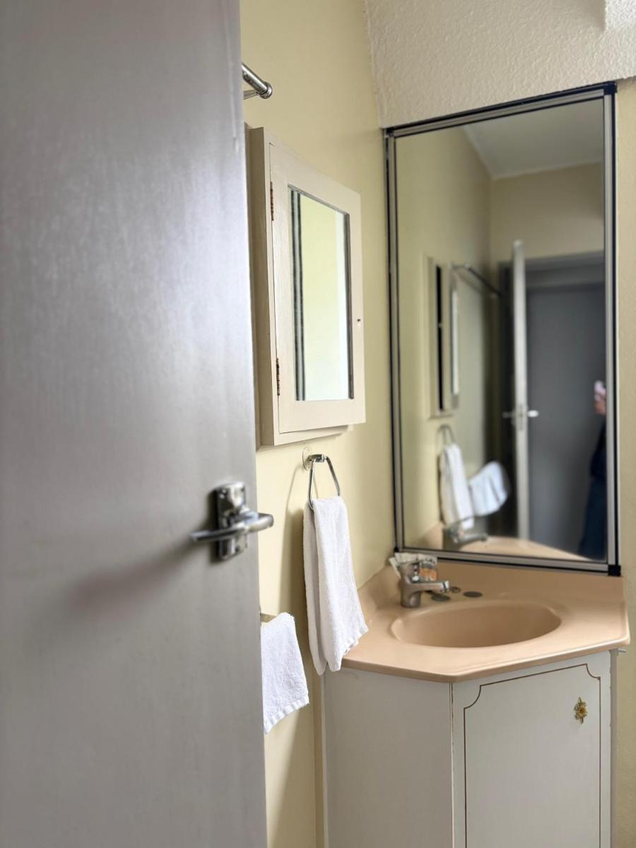 Image 4 of Manhattan Motel