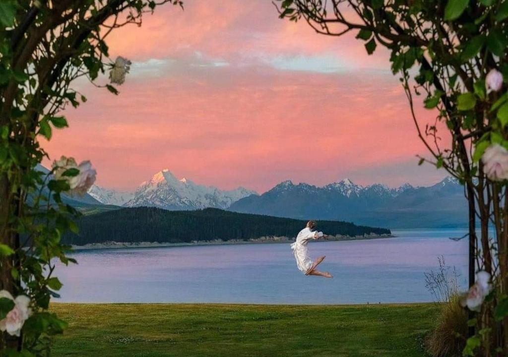 Image 2 of Mt Cook Lakeside Retreat