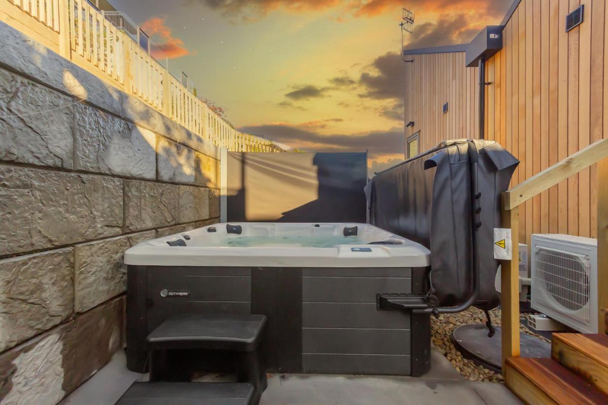 Image 3 of Premium Lakefront Unit Spa Pool