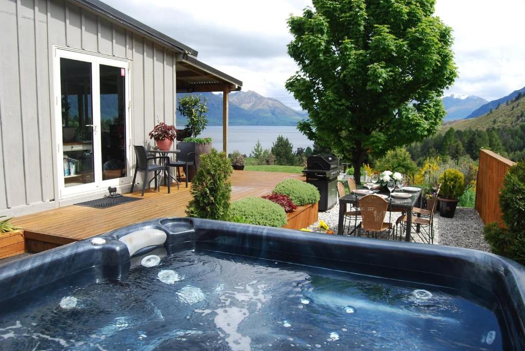 Image 2 of Private Cottage with Spa and Amazing Lake Views