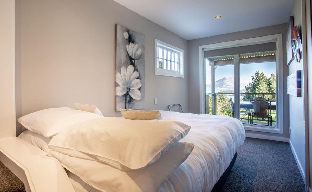 Image 7 of Private Cottage with Spa and Amazing Lake Views